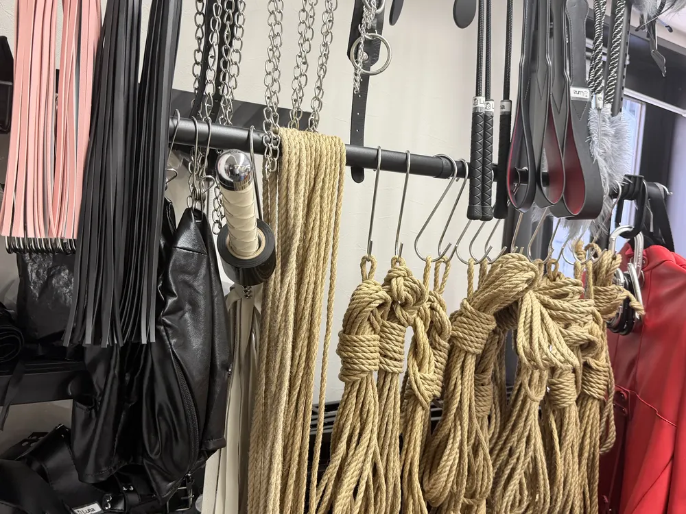 Rope and whips in the Luna office
